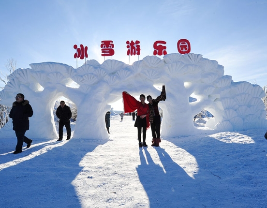 跨境游客来呼伦贝尔体验冰雪文化