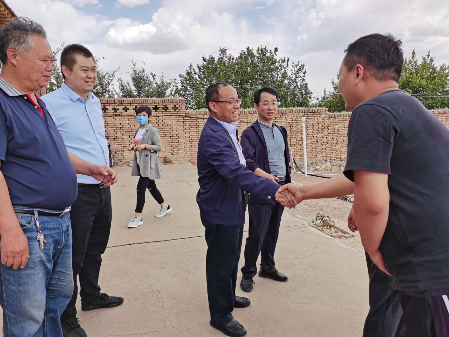 中国人寿呼和浩特分公司党委书记、总经理秦海旺一行深入扶贫点看望慰问贫困户和驻村干部并进行帮扶工作调研
