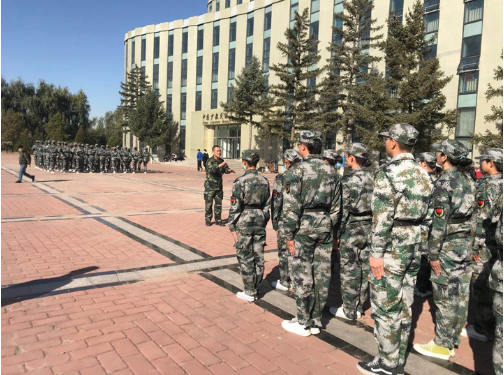 巍巍军风，彰显美院学子英姿