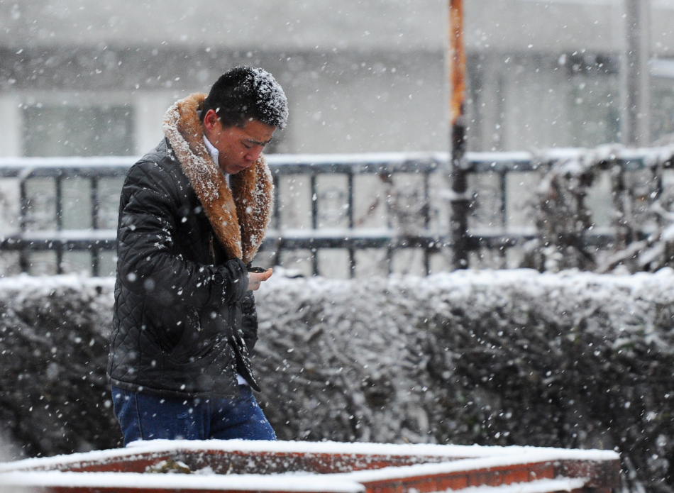 雨雪持续升级 锡林郭勒盟中部有暴雪