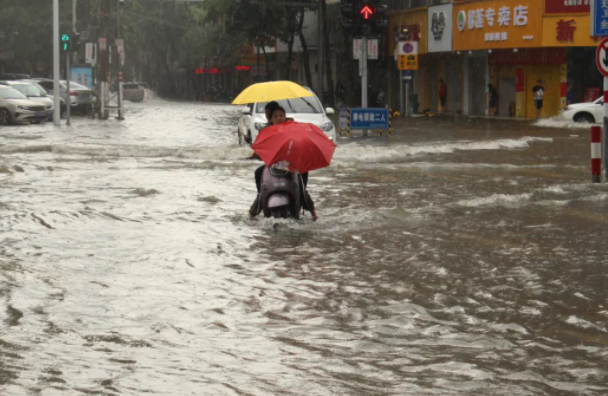 内蒙古：西部大风伴沙尘 东部暴雨强对流