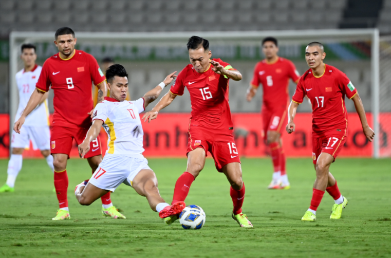 12强赛首胜！中国男足补时3:2绝杀越南队