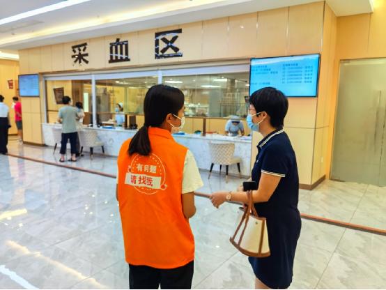 “橙心”诚意 阳光人寿海南分公司开展导诊陪诊志愿服务   