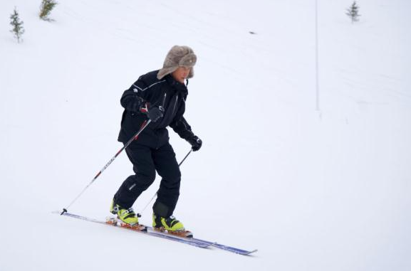 他是新中国第一代滑雪运动员，83岁仍未“退役”