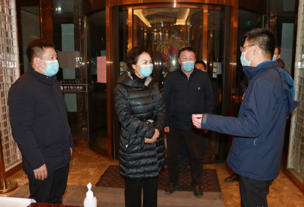 县委书记李春燕夜查暗访村、企业、居民小区、隔离酒店疫情防控工作