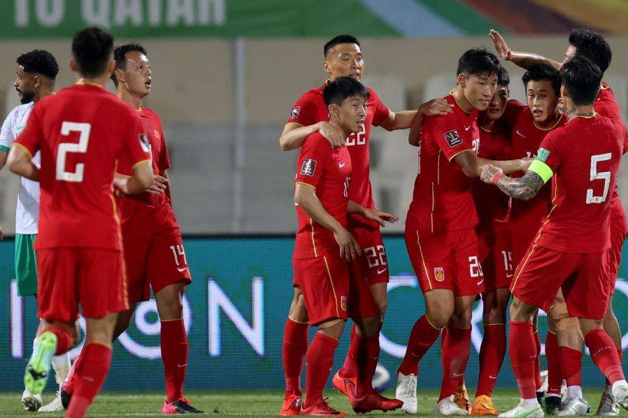 国足主帅李霄鹏：球队有差距，幸运拿到一分