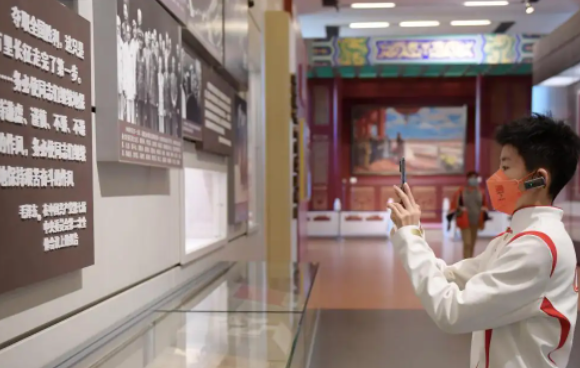 中国冰雪军团参观《复兴之路》展览