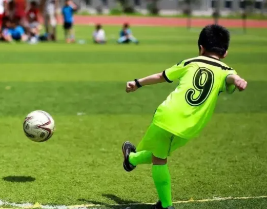 让孩子在周末有球可踢